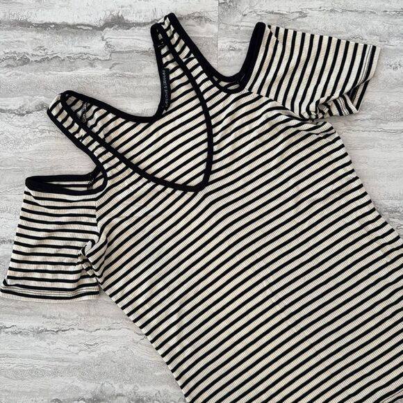 HARLOWE & GRAHAM Cold Shoulder Striped Top - Picture 2 of 5